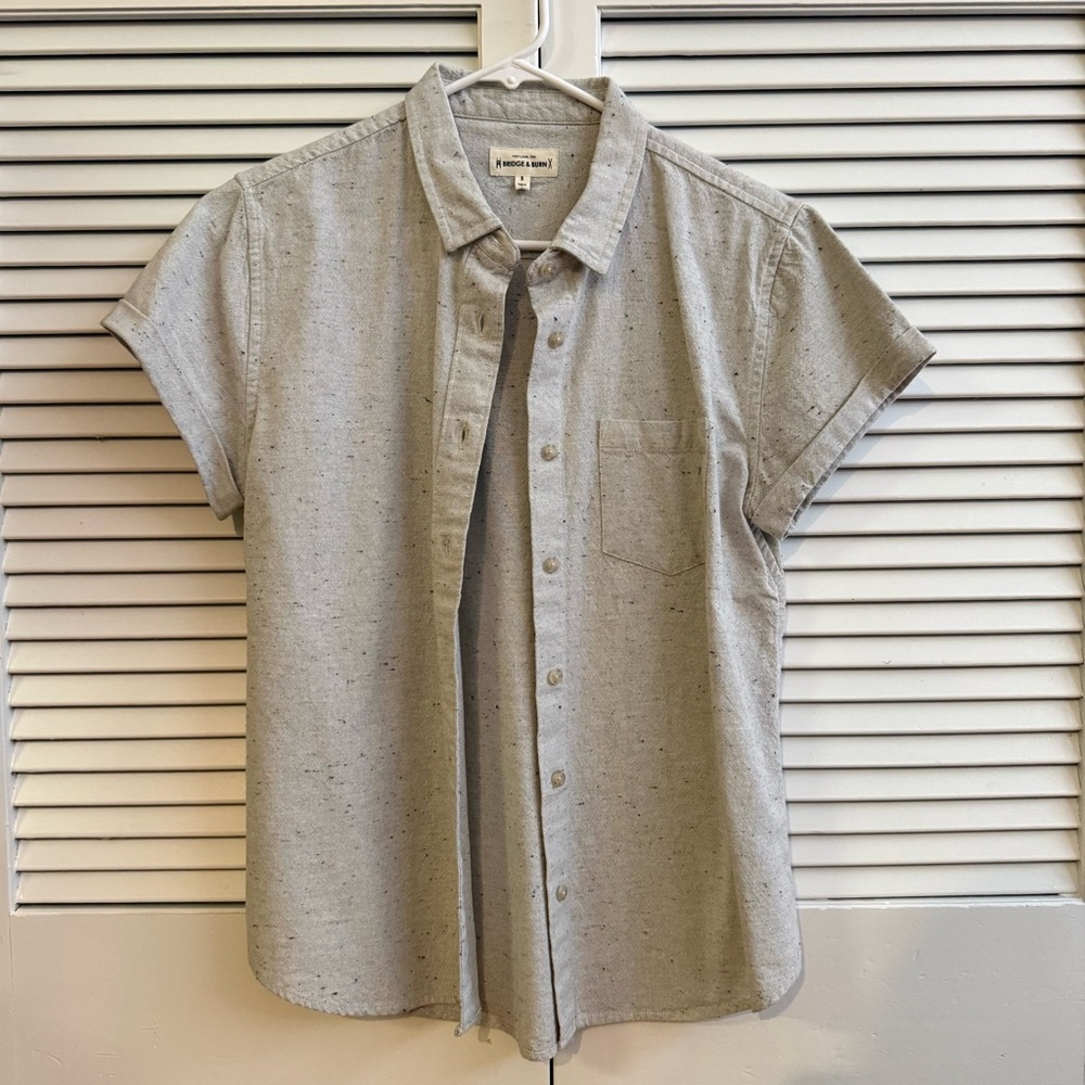 Bridge & Burn Women’s Bea Light Grey Donegal Short Sleeve Button-Up